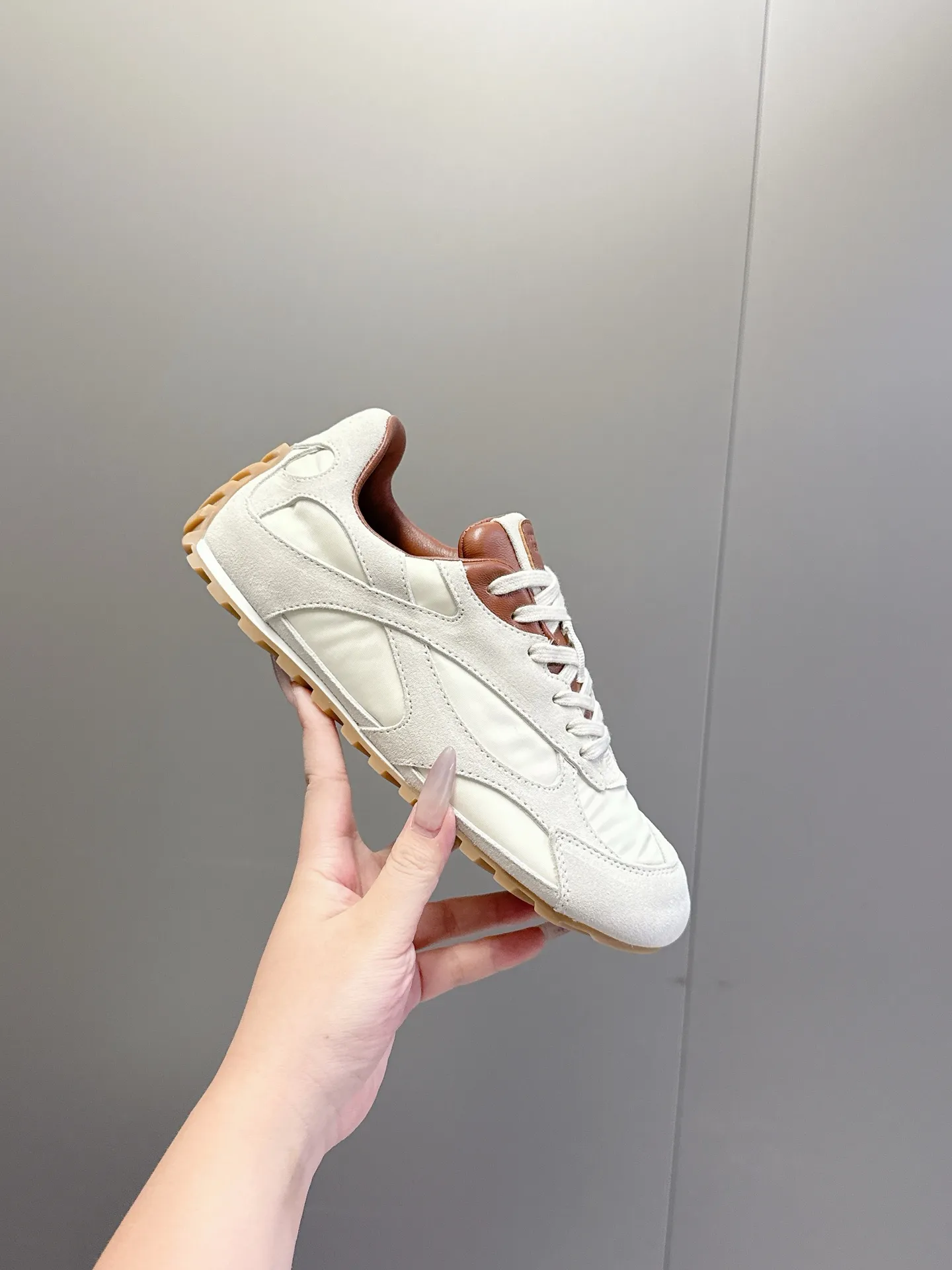 👟👟Ex-factory price 500👟👟 Bottega Veneta｜BV Bottega Veneta 25ss new Forrest shoes Dexun sneakers Sneaker technology nylon and suede, inspired by retro sneakers, a new interpretation of classic sneakers, lightweight, comfortable and breathable summer essentials The sole uses a classic woven texture, which is very recognizable, and is spliced with nylon suede, giving it a full texture!   Size: #Female 35-40 (41 made to order, non-refundable)